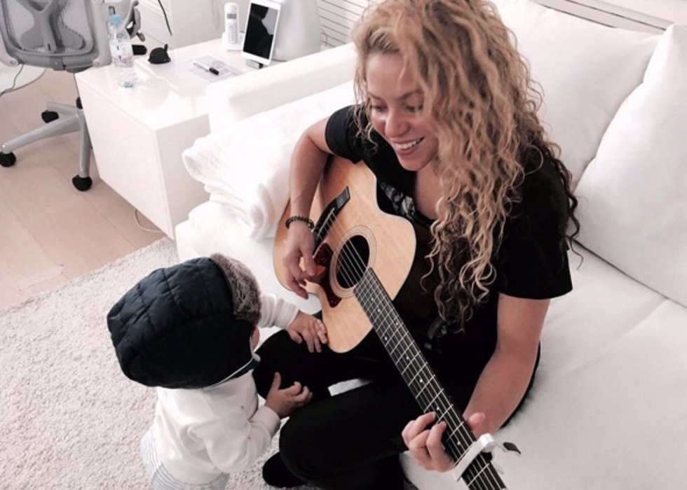 Shakira y Shasha tocando la guitarra/ Instagram