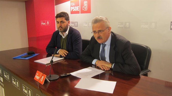 Antonio Trevín (derecha) y Jonás Fernández, en rueda de prensa. 