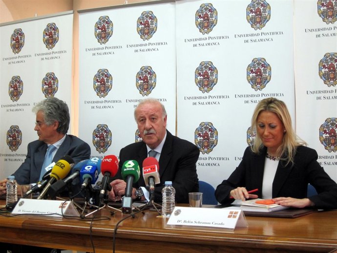 Vicente del Bosque en rueda de prensa en la UPSA