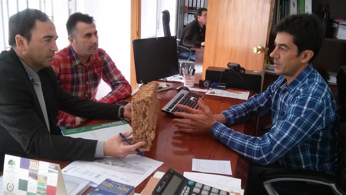 De la Torre y Agea con uno de los responsables de Agroforestal Monte Vivo SL.