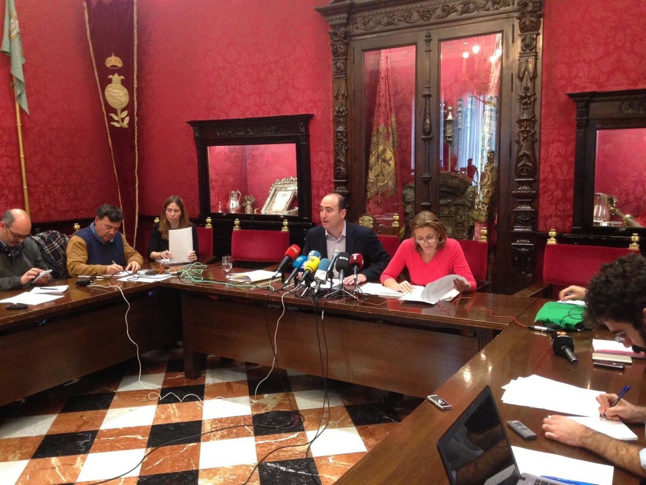 Isabel Nieto y Juan García Montero