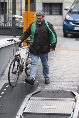 Juan López de Uralde llega en bicicleta al Congreso