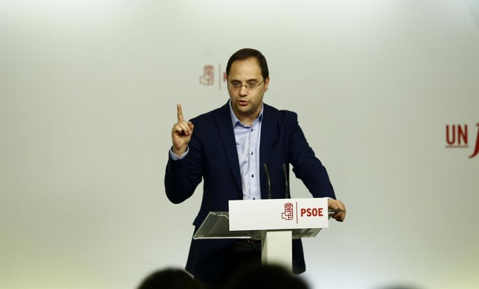 César Luena en rueda de prensa