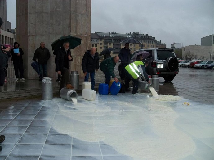 Protesta de los ganaderos de leche de la montaña leonesa