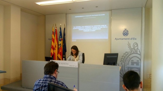 Mónica Oltra en la rueda de prensa desde el Ayuntamiento de Elche