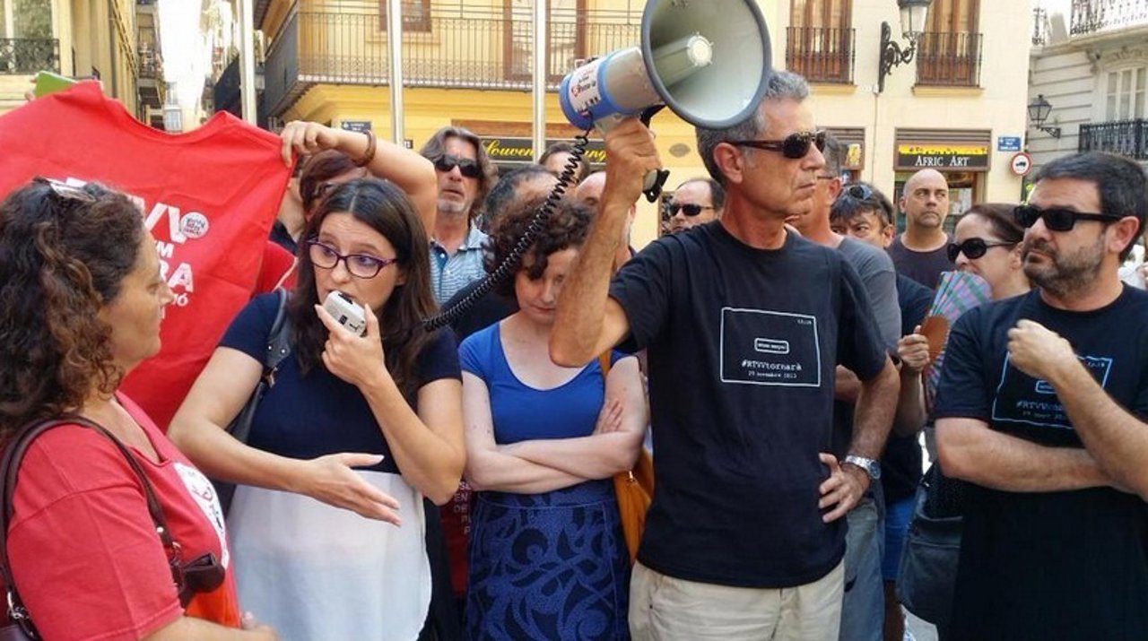 La vicepresidenta Mònica Oltra con extrabajadores de RTVV (archivo) 