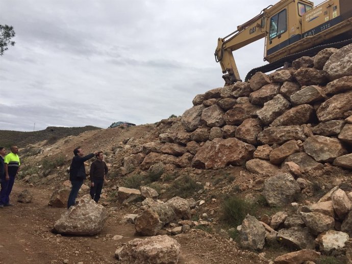 El diputado Óscar Liria ha visitado las obras en la AL-5401.