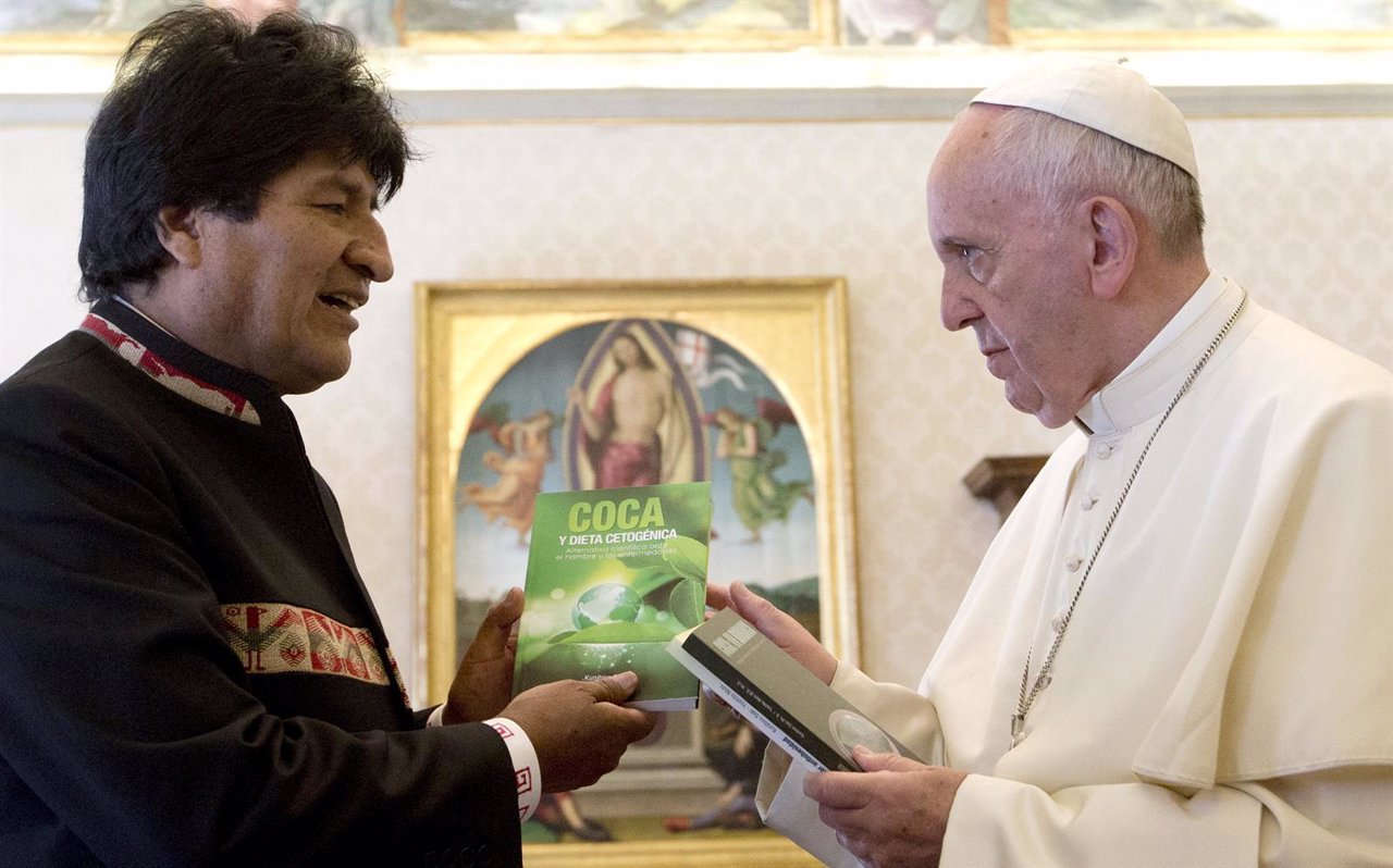 Evo Morales regala al Papa tres libros sobre los beneficios de la hoja de coca
