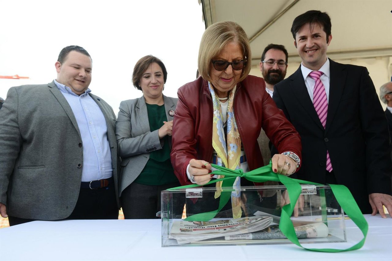La consejera de Educación en el inicio de obras de un colegio 