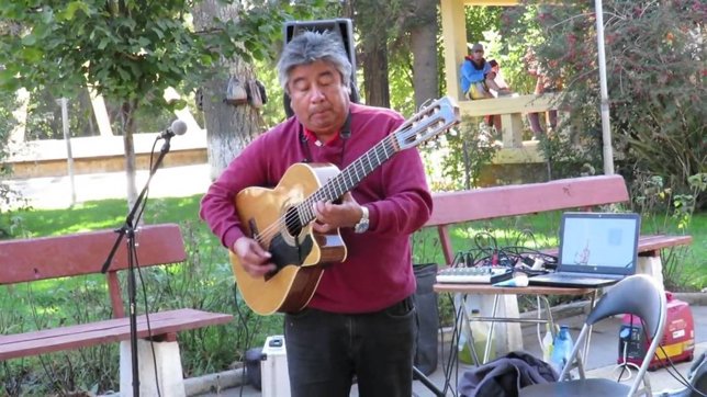 El talento con la guitarra de este músico callejero de Chile es impresionante
