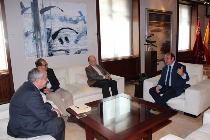 Sánchez mantiene una reunión con el presidente de la Fundación Jesús Abandonado