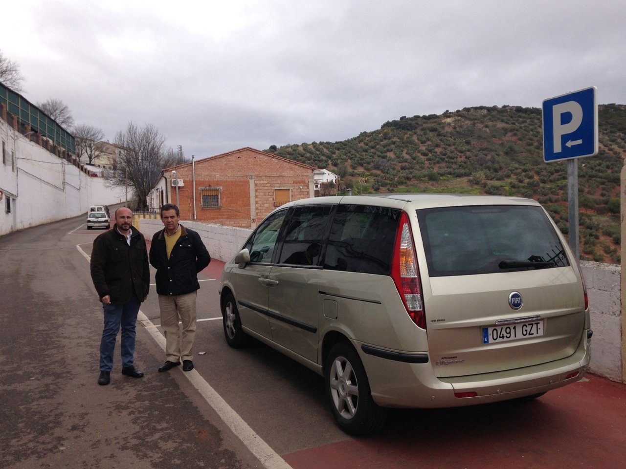 Hueso y Rodríguez en el nuevo aparcamiento.
