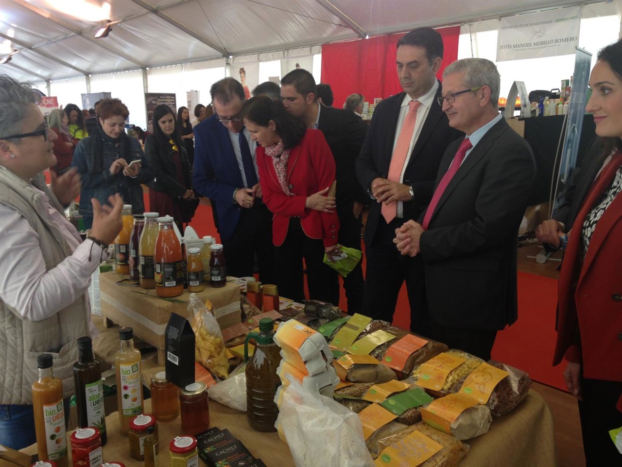 El consejero de Turismo en la feria de Alcaracejos