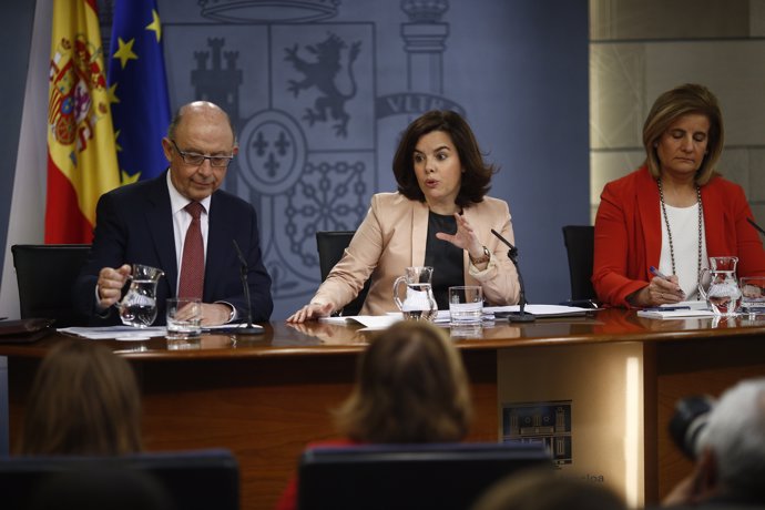 Montoro, Santamaría y Fátima Báñez tras el Consejo de Ministros