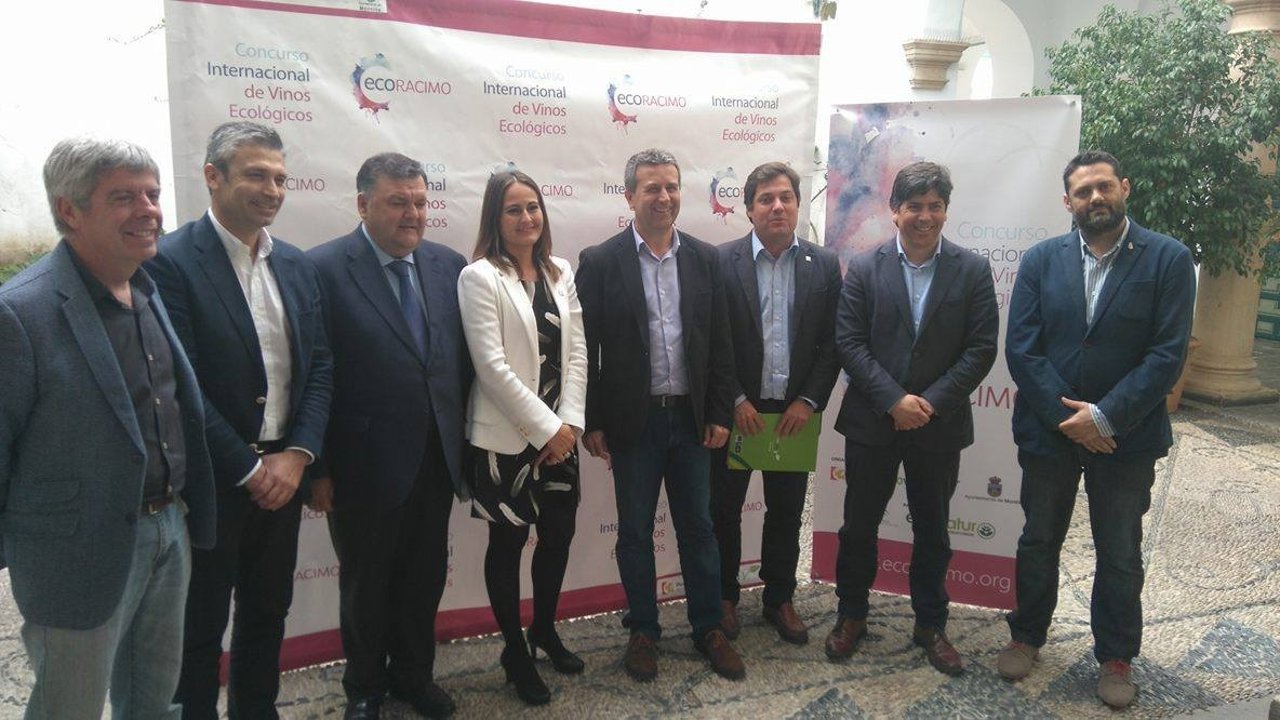 Sánchez (centro) durante la presentación acompañado por otros organizadores