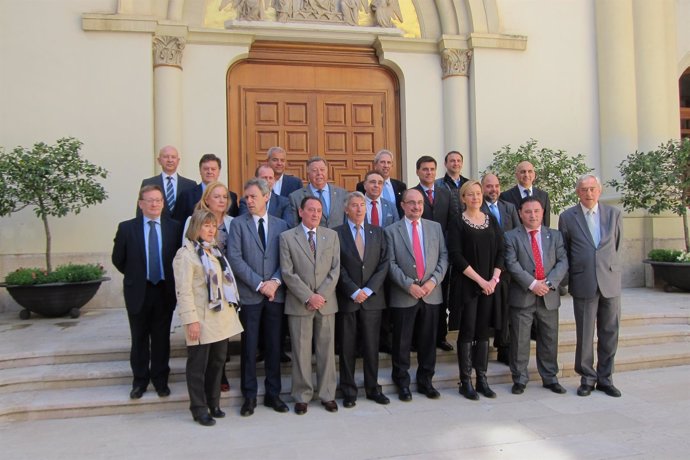 Foto de familia tras la reunión entre Cepyme y el Gobierno de Aragón.