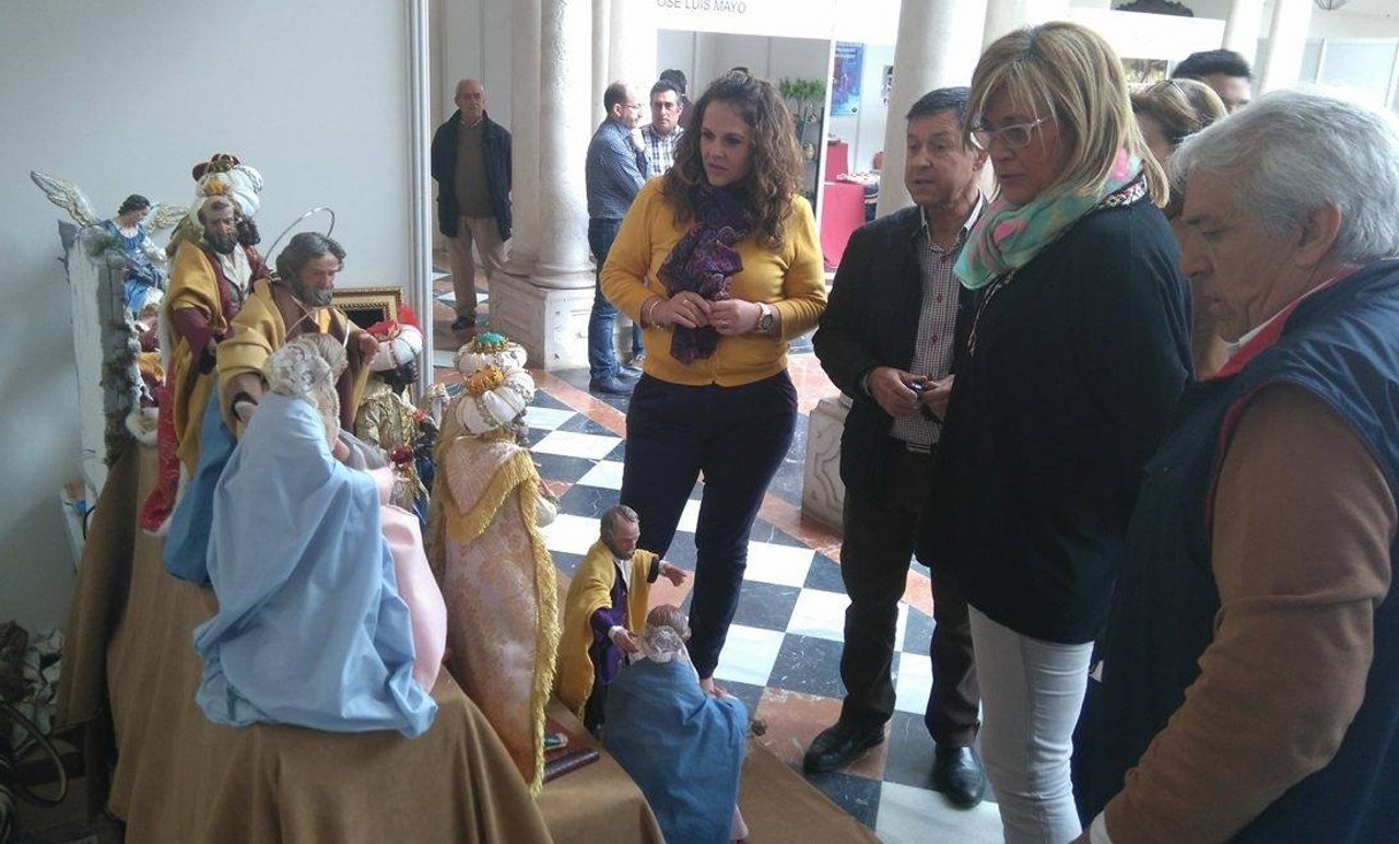 Barbero (izda.) visita uno de los estand belenistas