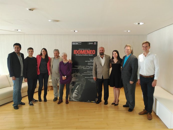 Davide Livermore y los actores de Idomeneo en el Palau de les Arts