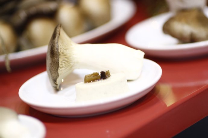 Fitur 2016: canapé, aperitivo, tapa. Comida gourmet, del mundo. Seta. Hongo