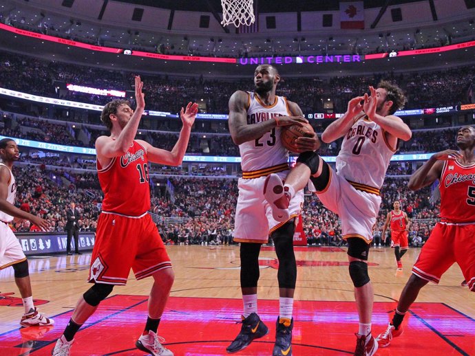 Pau Gasol LeBron James NBA Cleveland Cavaliers Chicago Bulls