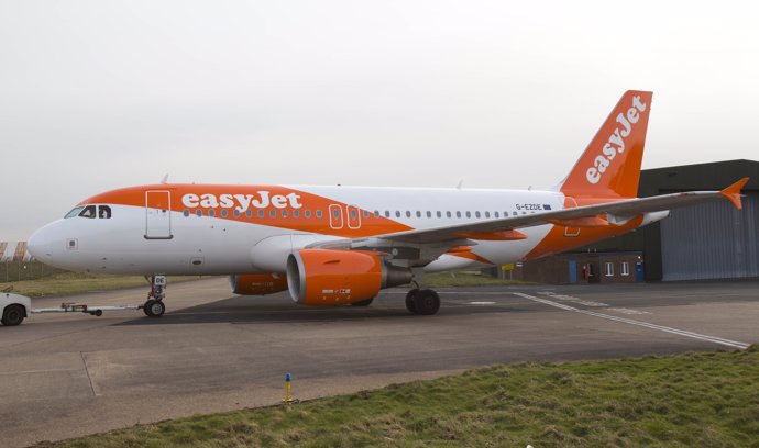 Avión con la nueva marca de easyJet