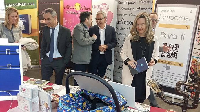 La consejera Pilar Alegría visita la Feria de Tiendas Virtuales de Huesca