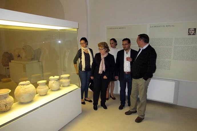 García (centro) durante su visita al museo
