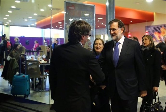 Puigdemont saluda a Rajoy. 