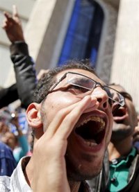 La Policía lanza gas lacrimógeno contra los manifestantes en El Cairo