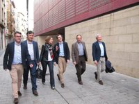 Casado reclama a Sánchez que "deje de jugar a dos barajas"