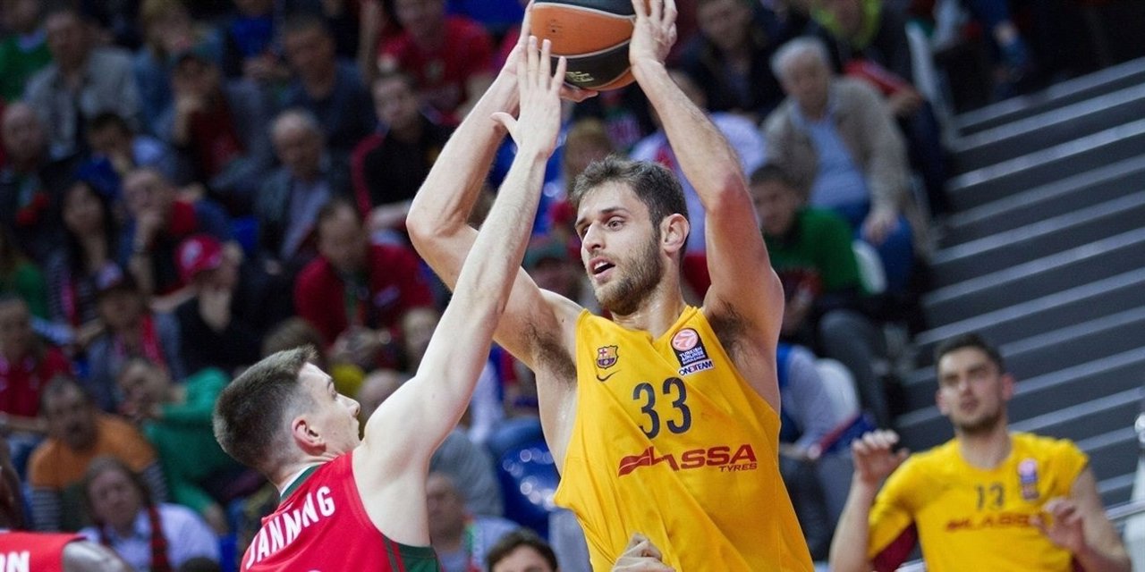 Stratos Perperoglu ante el Lokomotiv Kuban