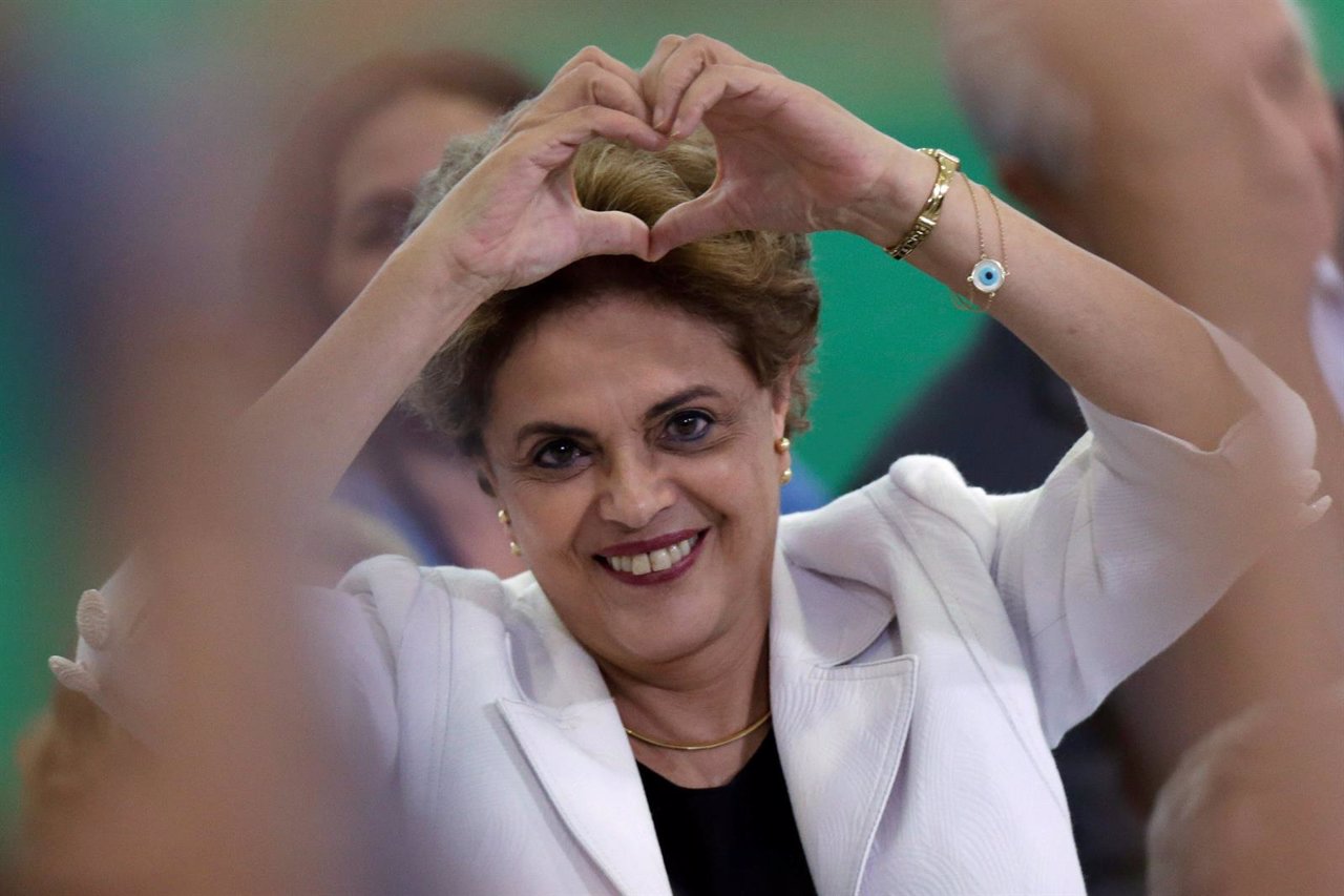 Dilma Rousseff hace la forma de un corazón con las manos