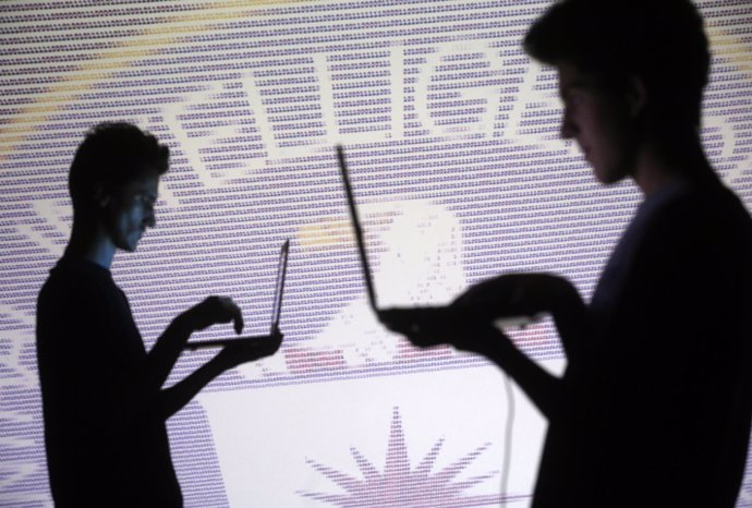 Trabajadores informaticos con emblema de la CIA.
