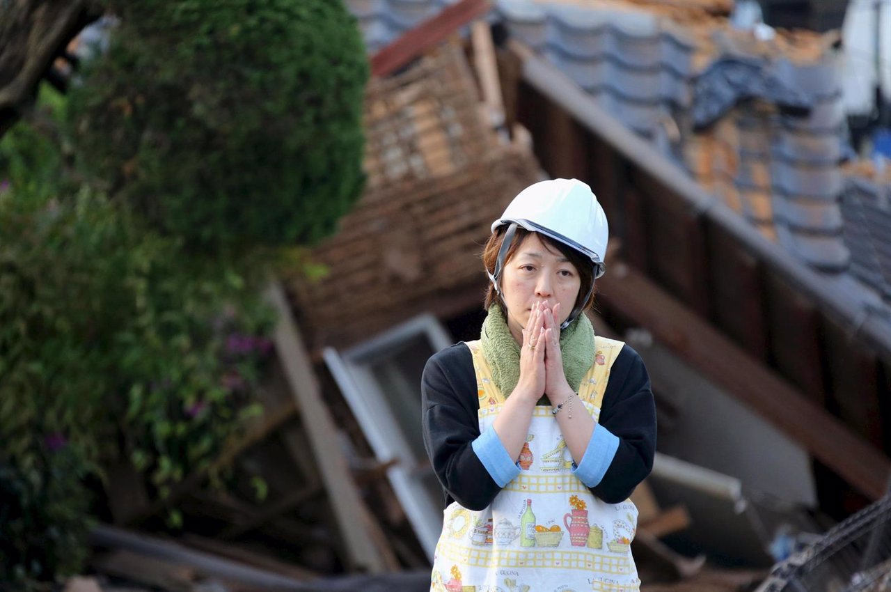 Mujer tras el terremoto en Mashiki, en la prefectura de Kumamoto