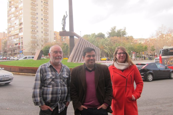 Pep Ortiz, Gerardo Pisarello y Janet Sanz ante la estatua de la República