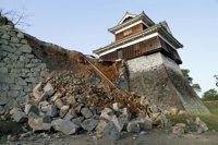 El terremoto de Japón resquebraja los muros del histórico castillo de Kumamoto