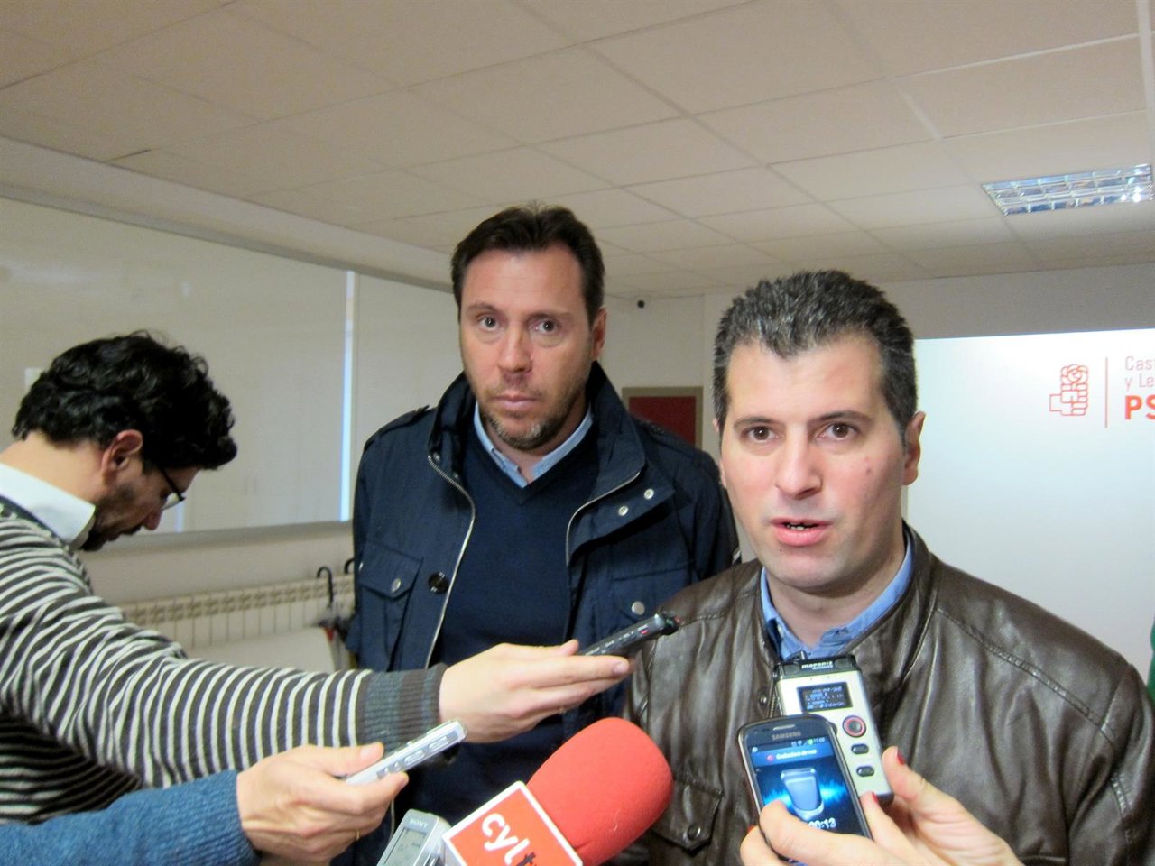 Luis Tudanca junto al alcalde de Valladolid, Óscar Puente. 