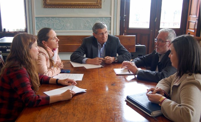 El consejero Ramón Ruiz con el alcalde de Castro, Ángel Díaz-Munío