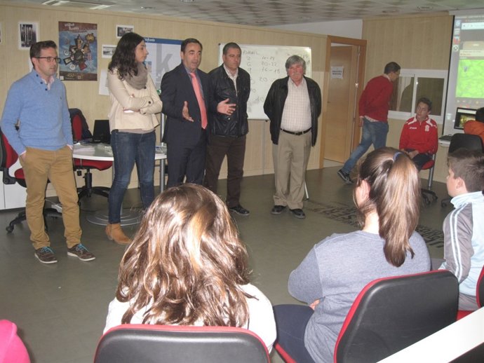 Visita del delegado de Empleo de la Junta en Jaén a un centro Guadalinfo