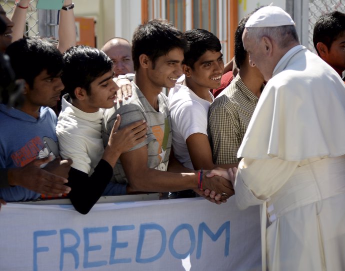 El Papa Francisco con refugiados en el centro de acogida de Moria, en Lesbos