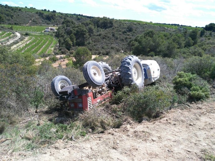 Un hombre muere al volcar su tractor.