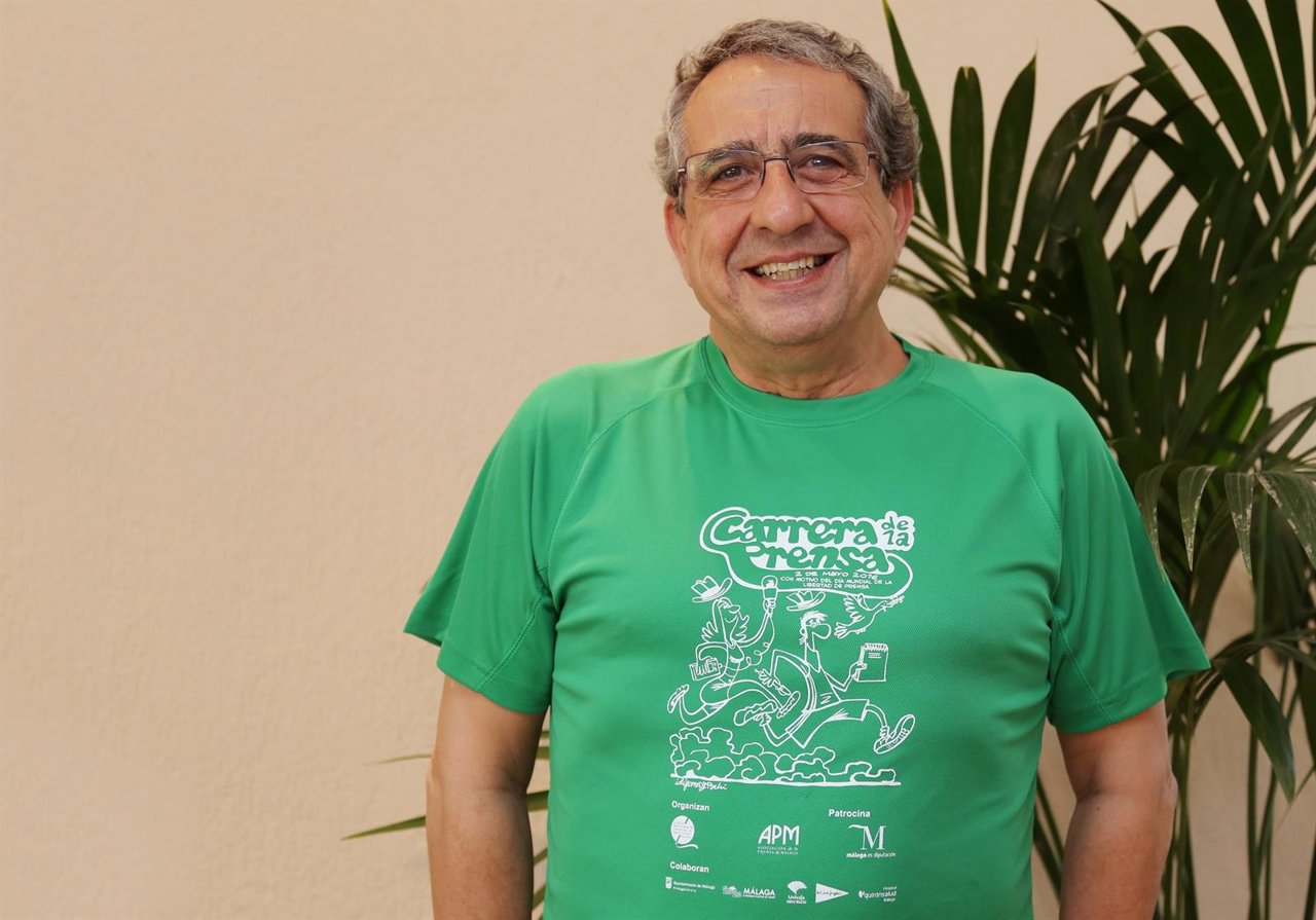 El rector de Málaga con la camiseta de la carrera de la prensa