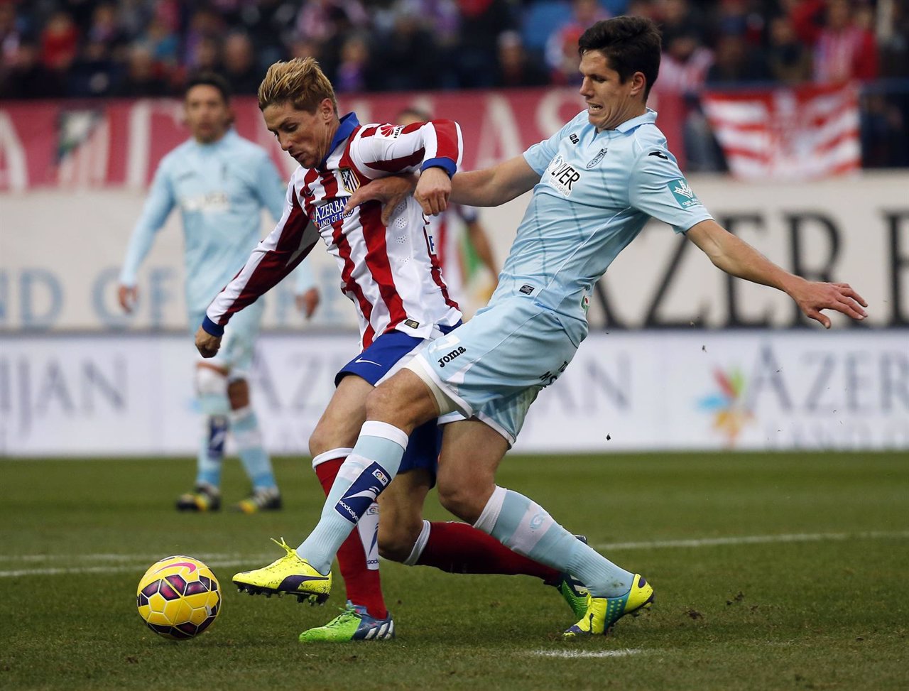 Fernando Torres pelea con Héctor Yuste en un Atlético-Granada