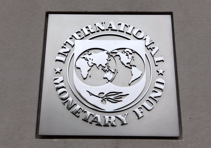 Logo del FMI en las oficinas de la entidad en Washington