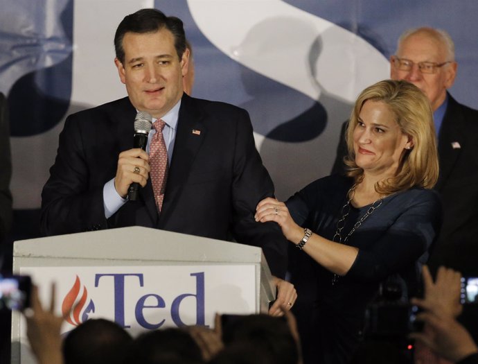 U.S. Republican presidential candidate Ted Cruz speaks with his wife Heidi Cruz 