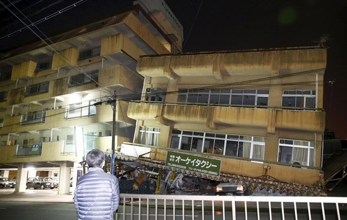 Un edificio dañado tras el terremoto en Kumamoto, Japón