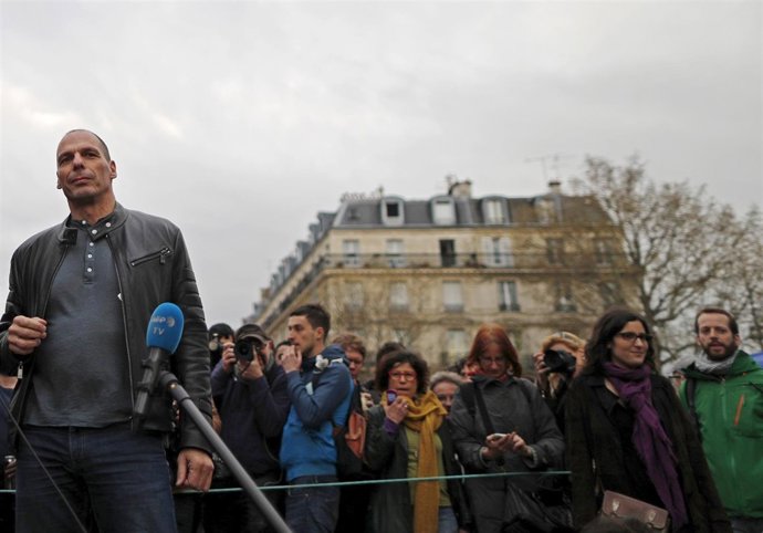 Varoufakis en place de la Republique en París durante Nuit Debout