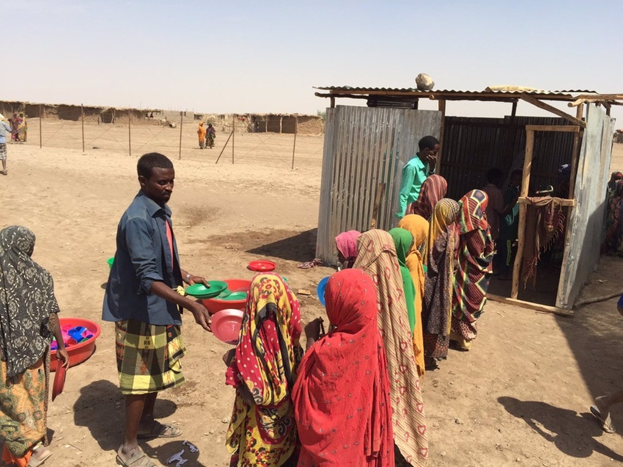 Niños reciben alimentos en Fedeto, en Etiopía