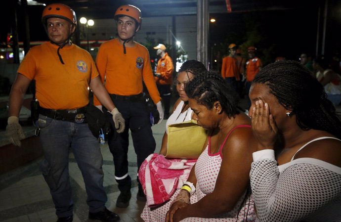 Miembros de rescate en terremoto de Ecuador, abril de 2016