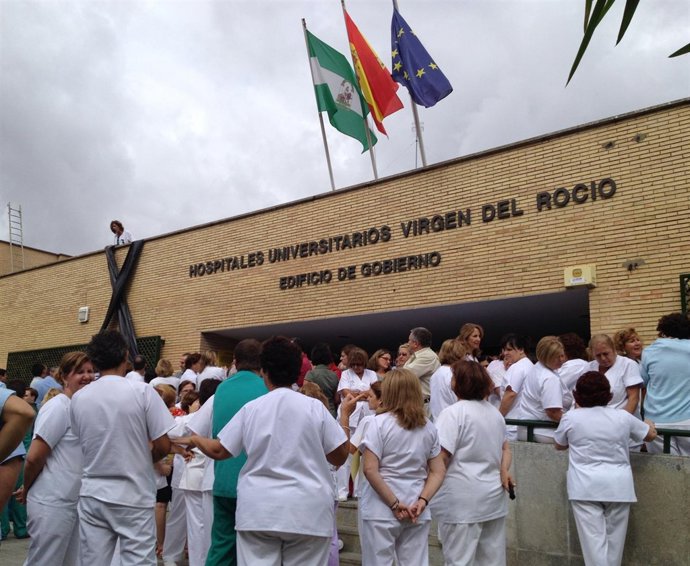 Sanitarios colocan un 'crespón negro' contra los recortes